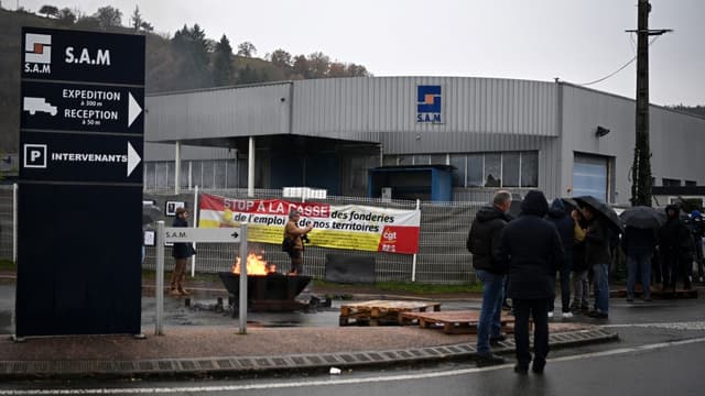 Des ouvriers en grève devant l'usine de l'équipementier automobile SAM à Viviez (Aveyron) le 24 novembre 2021.