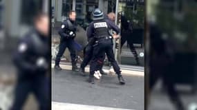 Un policier de 26 ans est poursuivi pour avoir frappé un lycéen.