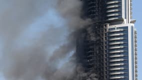 La tour encore en flammes au petit matin, ce vendredi à Dubaï. 