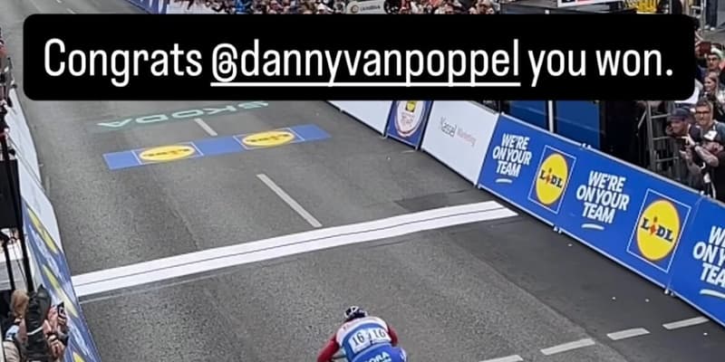 Tadej Pogacar proteste contre le déclassement de Danny Van Poppel sur la 3e étape du Tour d'Allemagne, le 23 aout 2025