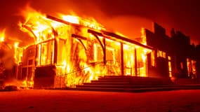 Bâtiment en feu à Healdsburg, en Californie, le 27 octobre 2019