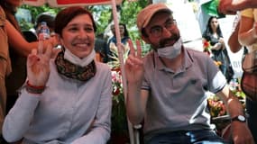 L'universitaire Nuriye Gülmen (g), et l'enseignant Semih Özakça, au 64e jours de leur grève de la faim, lors d'une manifestation, le 11 mai 2017 à Ankara