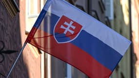 Le drapeau de la Slovaquie à l'institut slovaque de Varsovie (Pologne), le 17 septembre 2025.