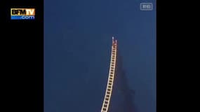 Un feu d'artifice reproduit une échelle dans le ciel