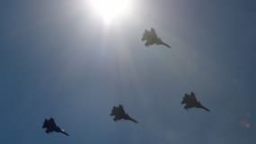 Des chasseurs embarqués J-15 participent au défilé militaire à Pékin, capitale de la Chine, le 3 septembre 2015. 