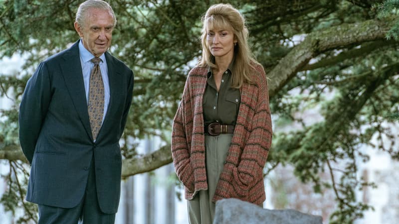 Jonathan Pryce (le prince Philip) et Natasha McElhone (Penelope Knatchbull) dans "The Crown", saison 5