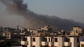 De la fumée s'échappe d'un immeuble de Gaza, jeudi matin, après un raid israélien.