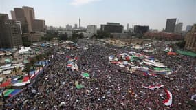 Des milliers de manifestants restent rassemblés place Tahrir, au Caire, dans l'attente fiévreuse des résultats de l'élection présidentielle, cinq jours après la fin des opérations de vote en Egypte. /Photo prise le 22 juin 2012/REUTERS/Amr Abdallah Dalsh