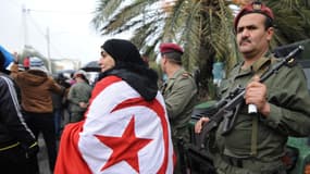 Des Tunisiens défilent sous haute sécurité pour les funérailles de Chokri Belaïd, vendredi.