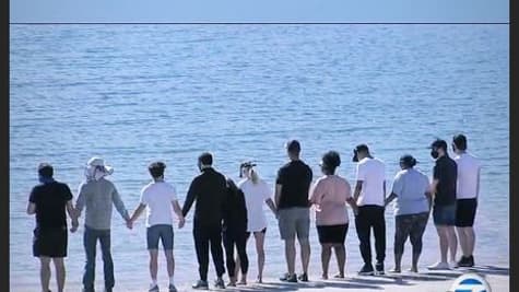 Des acteurs amis de l'actrice Naya Rivera, au bord du lac Piru, où la jeune femme s'est noyée le 8 juillet dernier. 