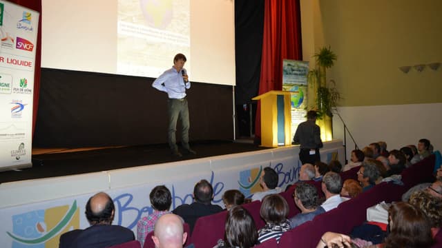 Nicolas Hulot sur la scène de La Bourboule, pour le Climate Bootcamp.