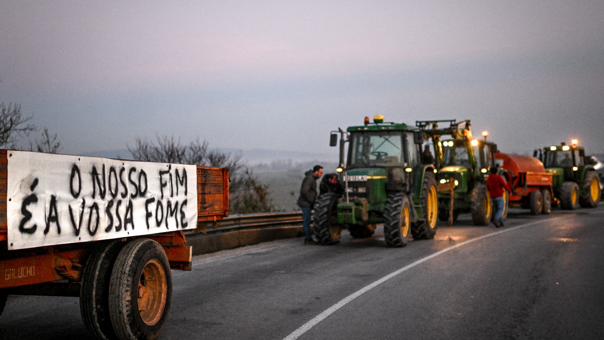 Une banderole portant l'inscription "Notre fin est votre faim" sur un tracteur lors d'une manifestation d'agriculteurs portugais, à Golega, à 130 km de Lisbonne, le 30 janvier 2023. Une banderole portant l'inscription "Notre fin est votre faim" sur un tracteur lors d'une manifestation d'agriculteurs portugais, à Golega, à 130 km de Lisbonne, le 30 janvier 2023.