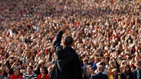 Au lendemain de la performance jugée médiocre de sa première confrontation télévisée, Barack Obama a critiqué jeudi son adversaire républicain Mitt Romney au cours d'une réunion publique qui a rassemblé 12.000 personnes à Denver, l'accusant notamment d'av