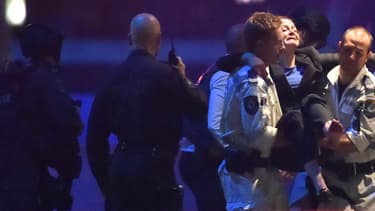 Une otage évacuée par la police, au moment de l'assaut.