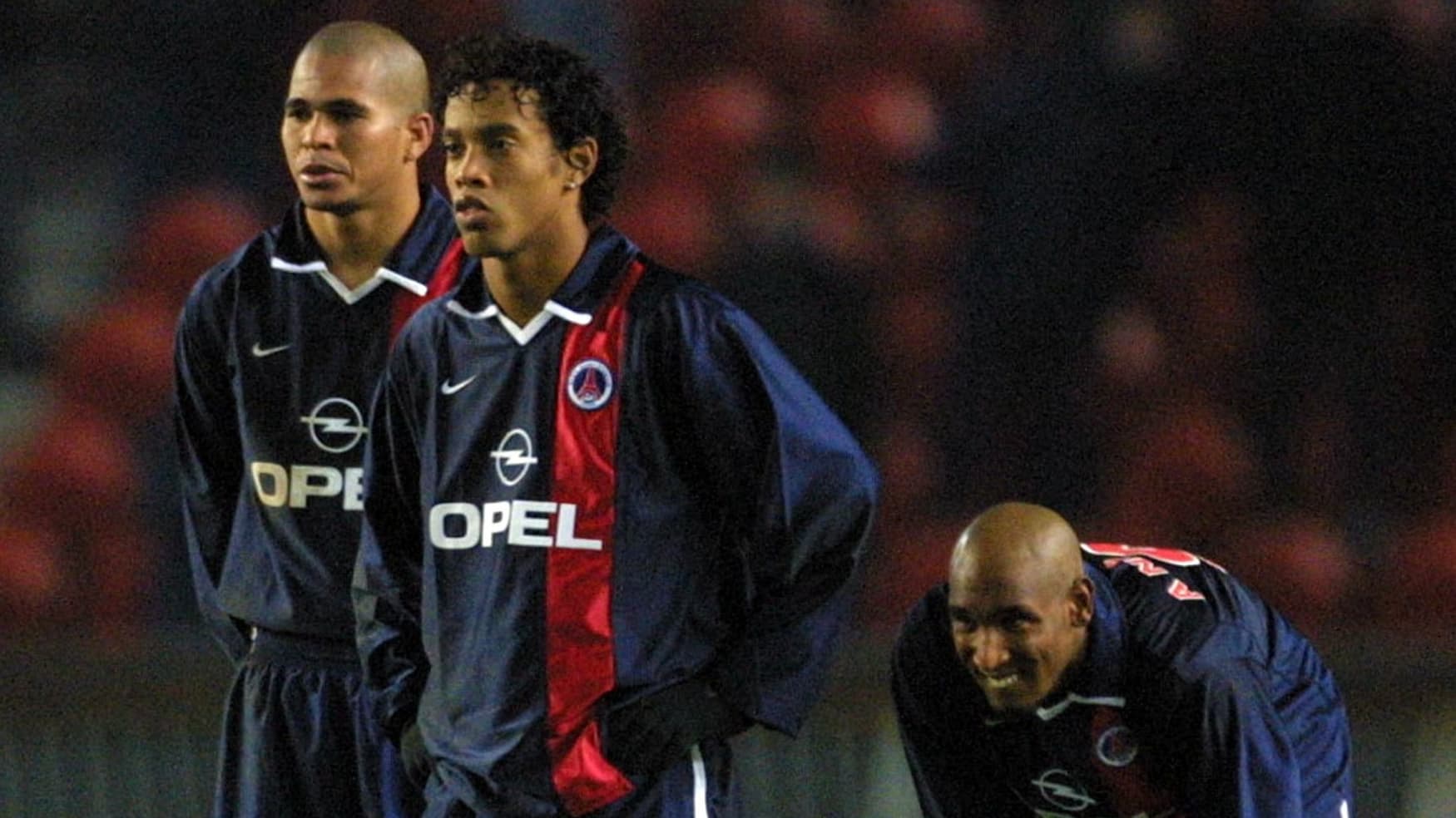 Aloisio, Ronaldinho et Anelka lors du match de Coupe de l'UEFA PSG-Glasgow Rangers le 6 décembre 2001 Aloisio, Ronaldinho et Anelka lors du match de Coupe de l'UEFA PSG-Glasgow Rangers le 6 décembre 2001