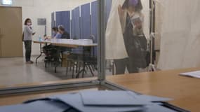 Des électeurs en train de voter pour le premier tour de la présidentielle française à Tel Aviv.