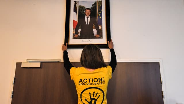 Au total, 17 portraits du président ont été décrochés