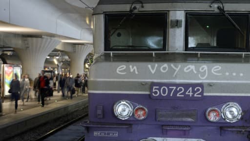 Un train Intercités sur un quai de la gare d'Austerlitz