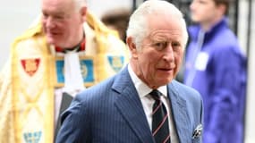 Le Prince Charles arrive à une cérémonie en hommage à son père, le prince Philip, duc d'Edimbourg, le 29 mars 2022 à l'abbaye de Westminster, à Londres