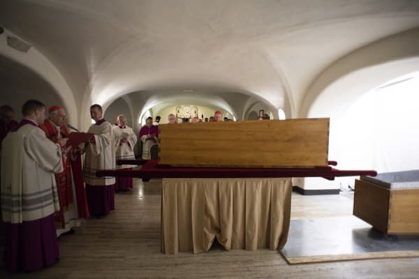 Giovanni Battista Re devant le cercueil du pape émérite le 5 janvier 2023. 