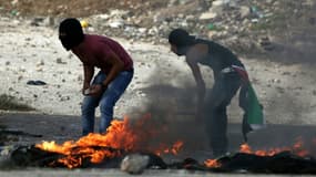 Des Palestiniens incendient des pneus le 13 octobre 2015 à Naplouse