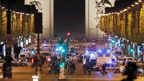Les Champs Elysées quadrillés par les forces de l'ordre et les véhicules de secours, dans la soirée du jeudi 20 avril.