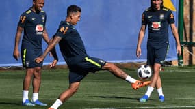 Firmino (balle au pied) avec Gabriel Jesus (à gauche) et Filipe Luis (à droite)