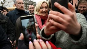 Marine Le Pen, candidate RN à la présidentielle, lors d'une visite sur le marché de Haguenau (Bas-Rhin) le 1er avril 2022