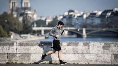 Un joggeur à Paris, le 10 avril 2020.