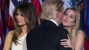 Donald Trump embrasse sa fille Ivanka, à côté de son épouse Melania le 9 novembre 2016