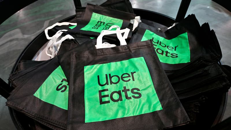 (Illustration) Uber Eats a lancé dans trois agglomérations françaises un nouveau système de rémunération pour ses livreurs,