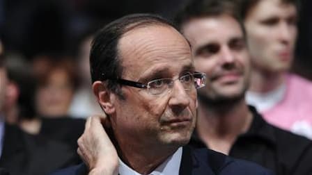 François Hollande, nouveau favori socialiste pour l'élection présidentielle de 2012 en France, prend pour la première fois la tête dans le baromètre TNS Sofres que publiera samedi Le Figaro Magazine. L'ancien premier secrétaire du PS, à qui 46% des person