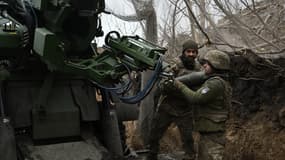 Des artilleurs de la 155e brigade mécanisée des forces armées ukrainiennes avec un obusier Caesar dans la région de Donetsk, le 6 janvier 2025.