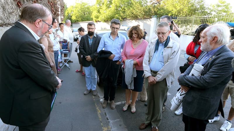 Une vingtaine de personnes se sont rassemblées mardi soir devant le centre hospitalier de Reims où se trouve Vincent Lambert, patient tétraplégique en état végétatif.