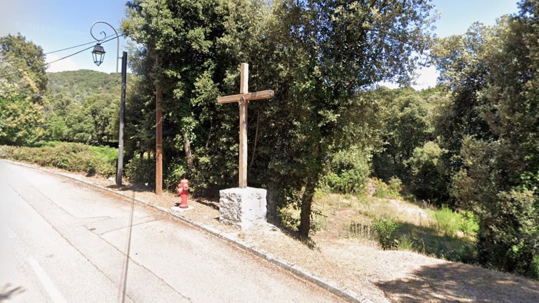APRÈS LA DEMANDE D'UNE HABITANTE, LA JUSTICE ORDONNE LE RETRAIT D'UNE GRANDE CROIX ÉRIGÉE PAR UN MAIRE CORSE À L'ENTRÉE DE SON VILLAGE