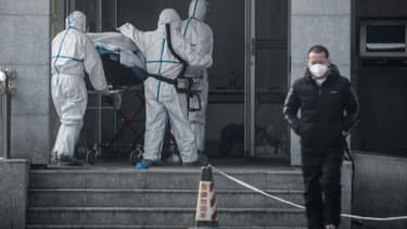 Des personnels médicaux à Wuhan, en Chine, à l'hôpital Jinyintan où des patients sont infectés par un mystérieux virus. -