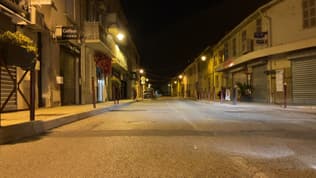 Une rue déserte des Pennes-Mirabeau en pleine nuit.