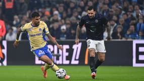 Emerson face à Donnum lors d'OM-Toulouse, le 29 novembre 2025.