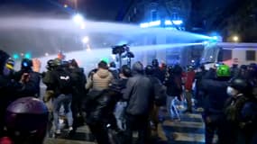 La police use des canons à eau, place de la République, le 12 décembre 2020.
