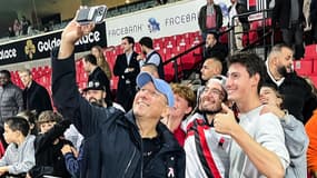 John Textor prend des photos avec des fans de Molenbeek en 2024