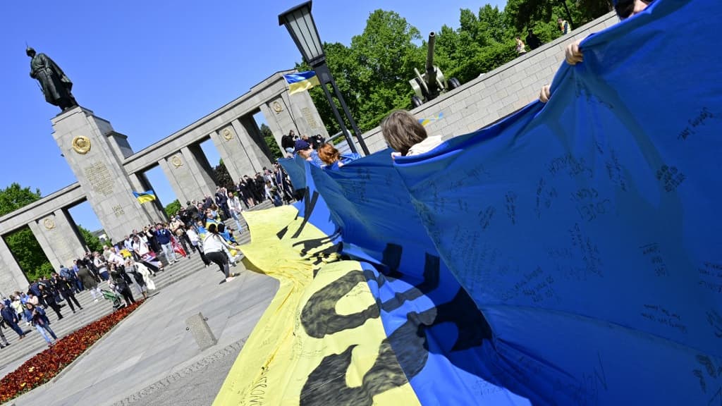 L'immense drapeau ukrainien déployé à Berlin ce dimanche 8-Mai, avant d'être replié par la police.