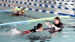 Des bénévoles apprennent à nager à de jeunes enfants aux Etats-Unis (photo d'illustration)