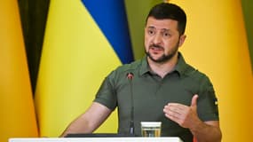 Le président ukrainien Volodymyr Zelensky s'exprime en conférence de presse lors d'une visite du Premier ministre espagnol Pedro Sanchez, à Kiev, en Ukraine, le 1er juillet 2023 (illustration)