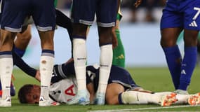 Le milieu de Tottenham Rodrigo Bentancur pris en charge après un gros KO contre Leicester en Premier League, le 19 août 2024
