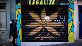 Cette photo prise le 5 février 2022 à Paris montre une boutique de CBD (cannabidiol).