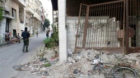 Combattant de l'Armée libre syrienne dans une rue de Homs. Au lendemain de l'interview de Bachar al Assad à la chaîne de télévision du Hezbollah, l'horizon de la conférence internationale sur la Syrie s'est encore obscurci, vendredi, l'opposition esquissa