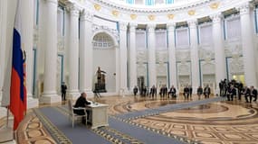 Le président russe Vladimir Poutine et les membres du conseil de sécurité à Moscou le 21 février 2022