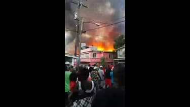 Capture d'une vidéo publiée par le Parti progressiste civique du peuple (PPPC), montrant l'incendie d'une prison à Gerogetown, au Guyana, le 9 juillet 2017