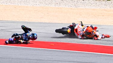 Miguel Oliveira et Marc Marquez au sol lors du Grand Prix du Portugal