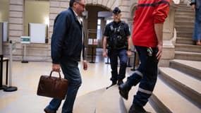 L'ex-anesthésiste Frédéric Péchier arrive au tribunal de Besançon le 9 septembre 2025